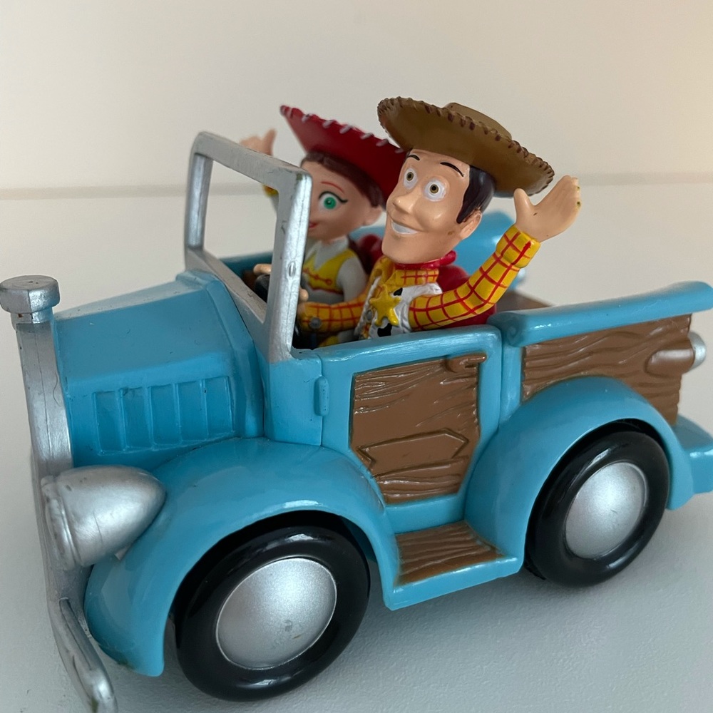 Woody and Jessie in car